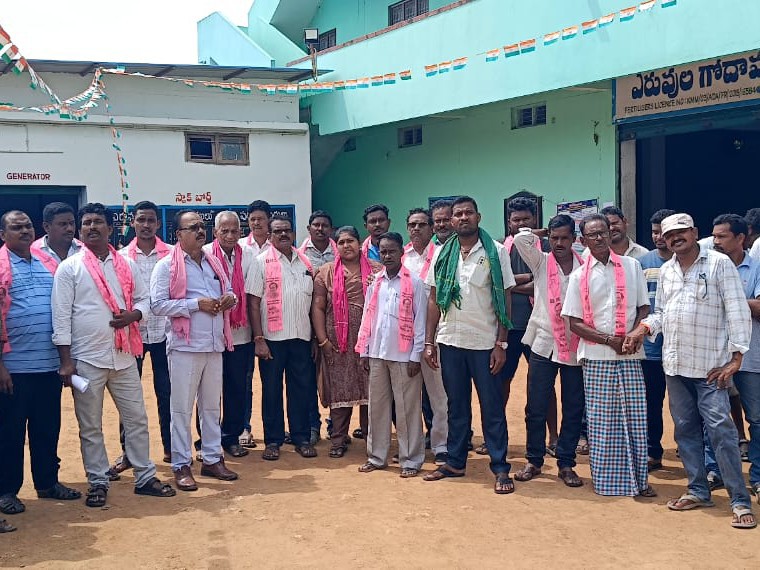 రైతులకు యూరియా సరఫరా చేయాలని ధర్నా