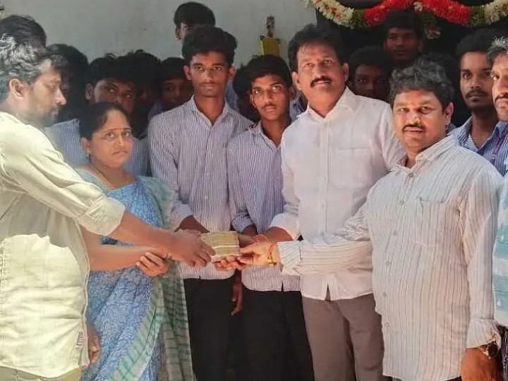 విద్యార్థులను అభినందించిన ఎమ్మెల్యే