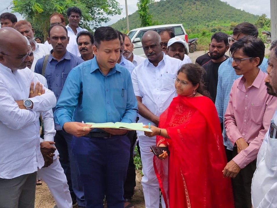 నష్టపోయిన పంటలను పరిశీలించిన కలెక్టర్