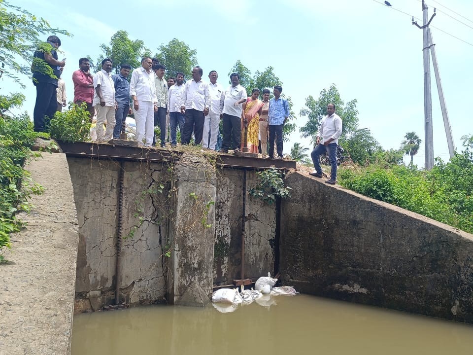 ‘అధికారులు ప్రత్యేక శ్రద్ధతో పర్యవేక్షించాలి’