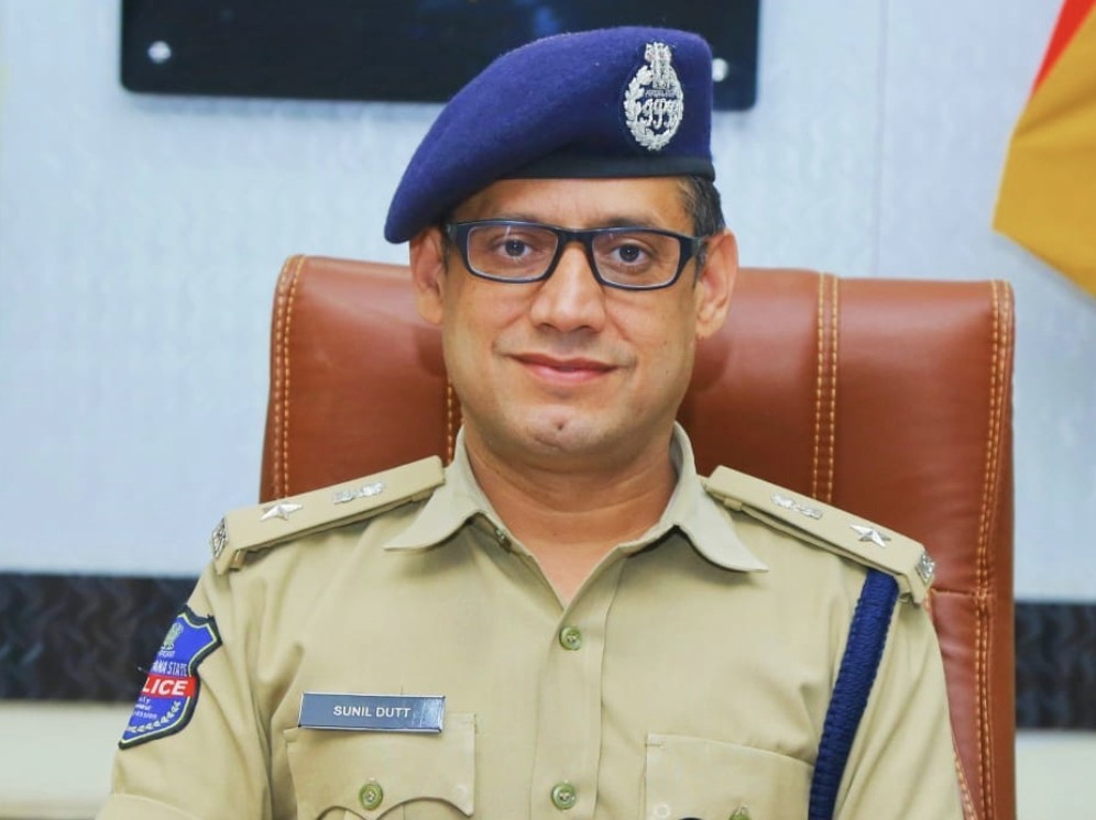 ఫేక్ ప్రచారం చేసే వారిపై కఠిన చర్యలు: కమిషనర్