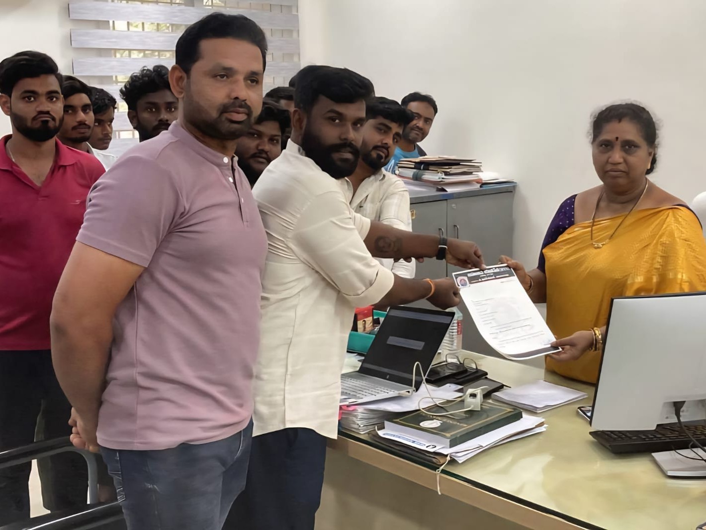 ఆక్రమణలు తొలగించండి.. ట్రాఫిక్ సమస్య పరిష్కరించండి