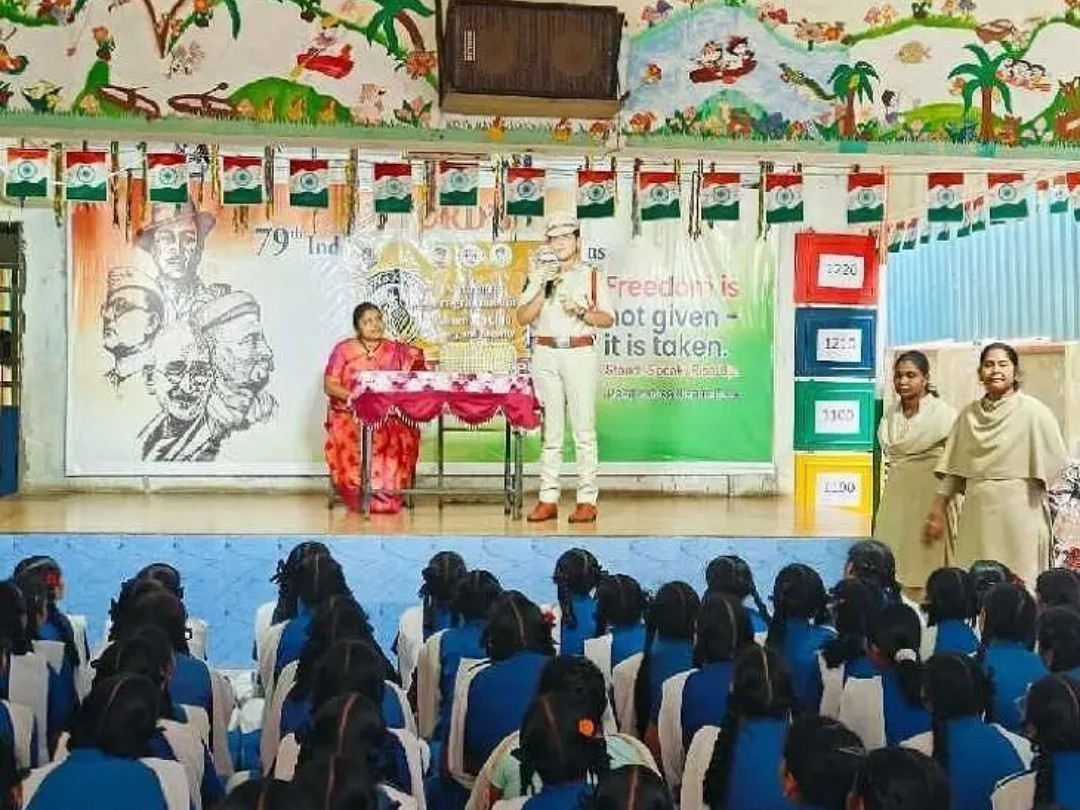 విద్యార్థులకు ఎస్సై సూచనలు
