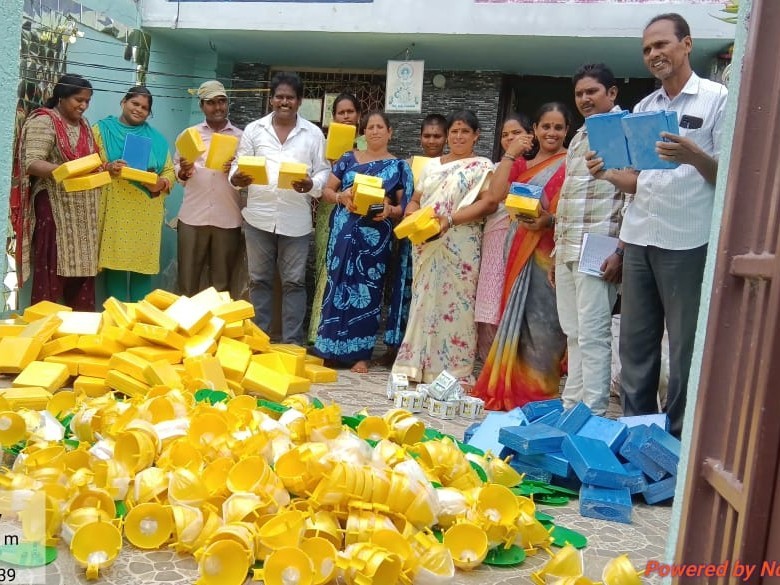 ప్రకృతి వ్యవసాయ రైతులకు లింగాకర్షక బుట్టలు పంపిణీ