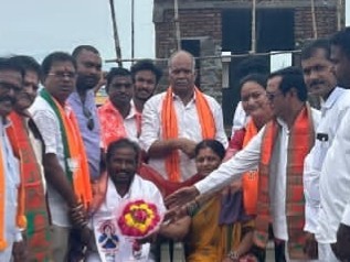 మార్కెట్ కమిటీ చైర్మన్‌ను అభినందించిన సిరిపురం