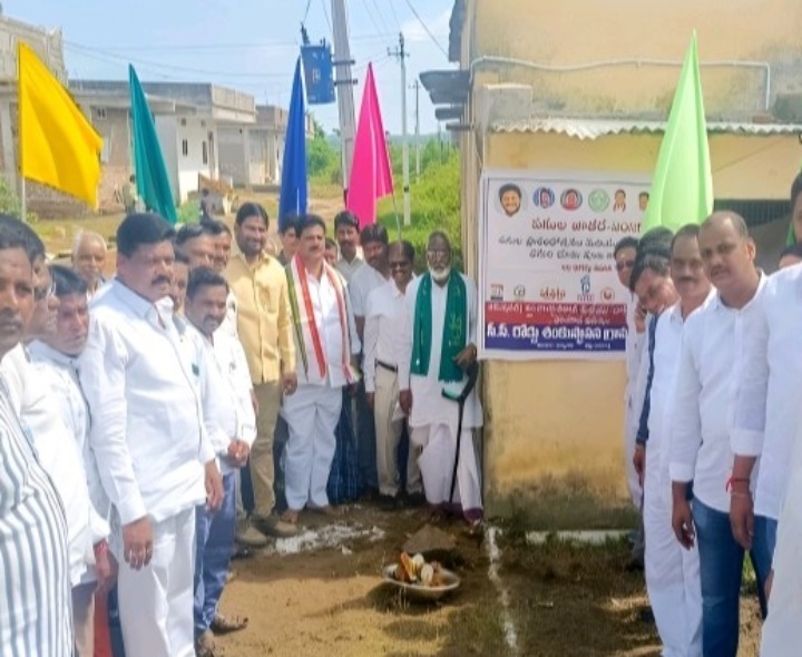 సీసీ రోడ్లు, డ్రైనేజీ పనులకు భూమి పూజ