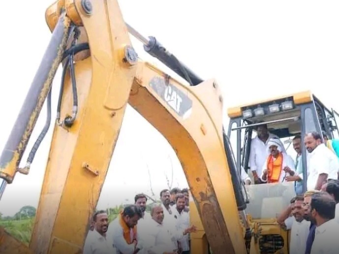 రోడ్డు పనులకు శ్రీకారం చుట్టినా ఎమ్మెల్యే