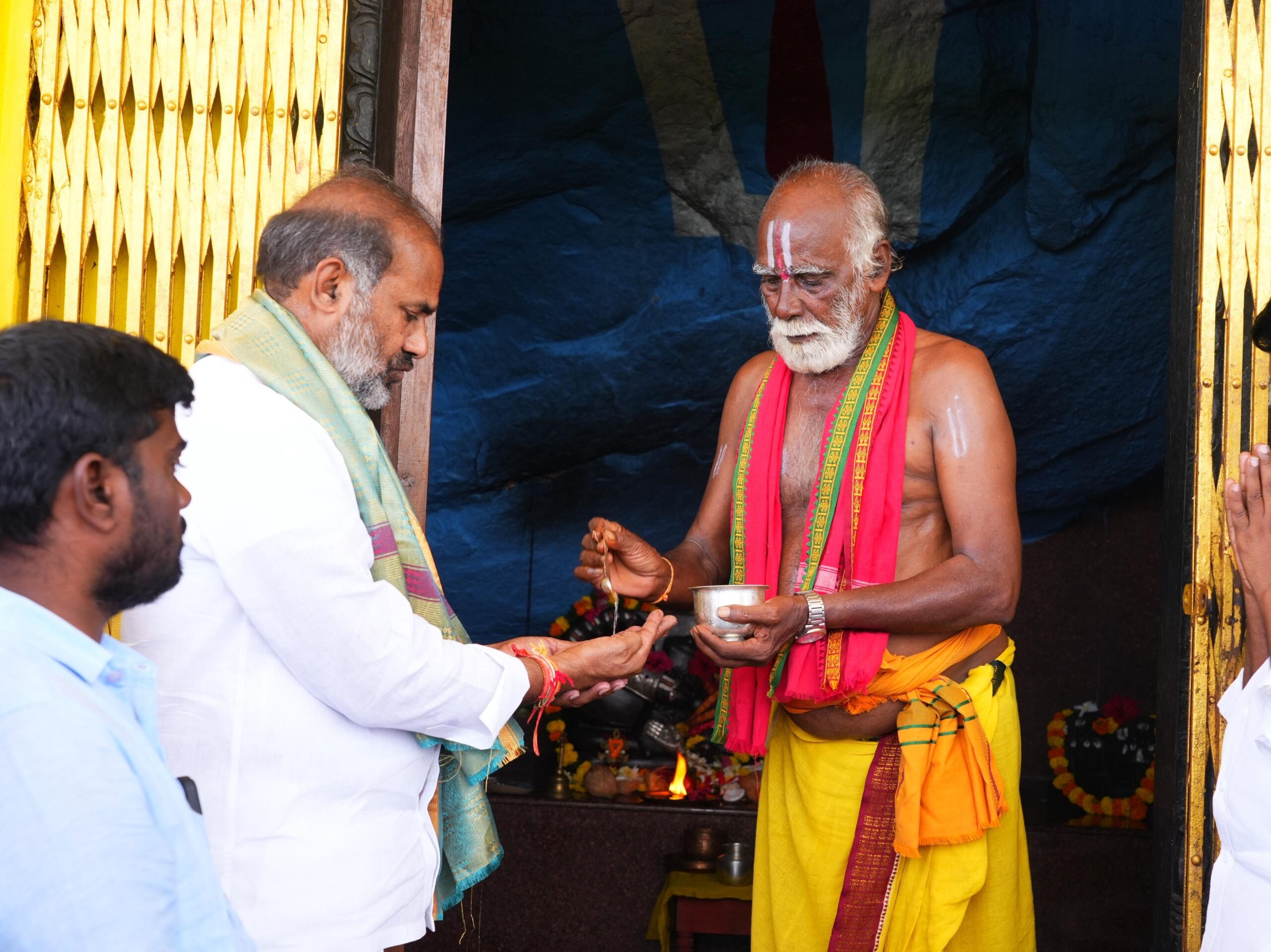గోవిందరాజుల స్వామివారిని దర్శించుకున్న ప్రభుత్వ విప్