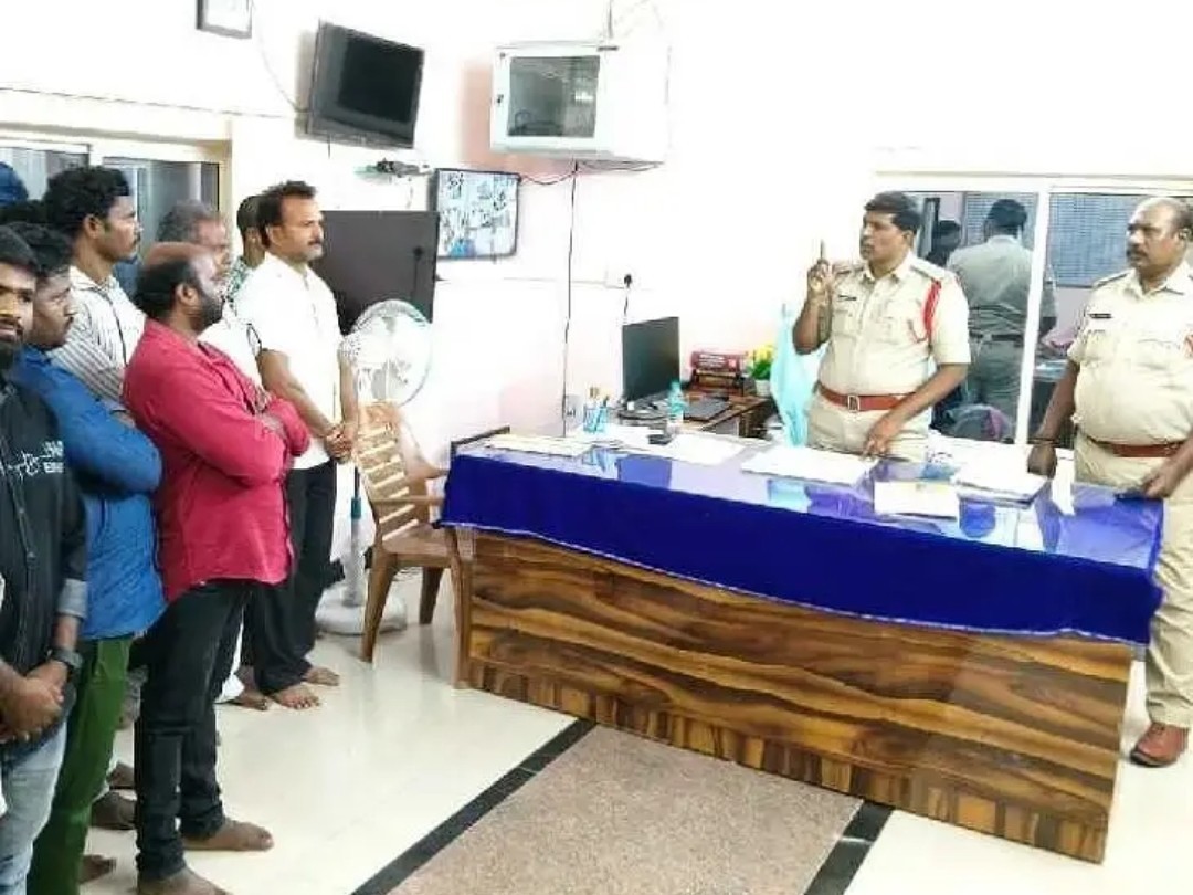 రౌడీషీటర్లకు బంగారుపాళ్యం సీఐ వార్నింగ్