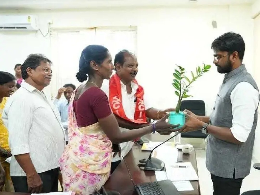 అడిషనల్ కమిషనర్‌కు కృతజ్ఞతలు తెలిపిన కార్మికులు