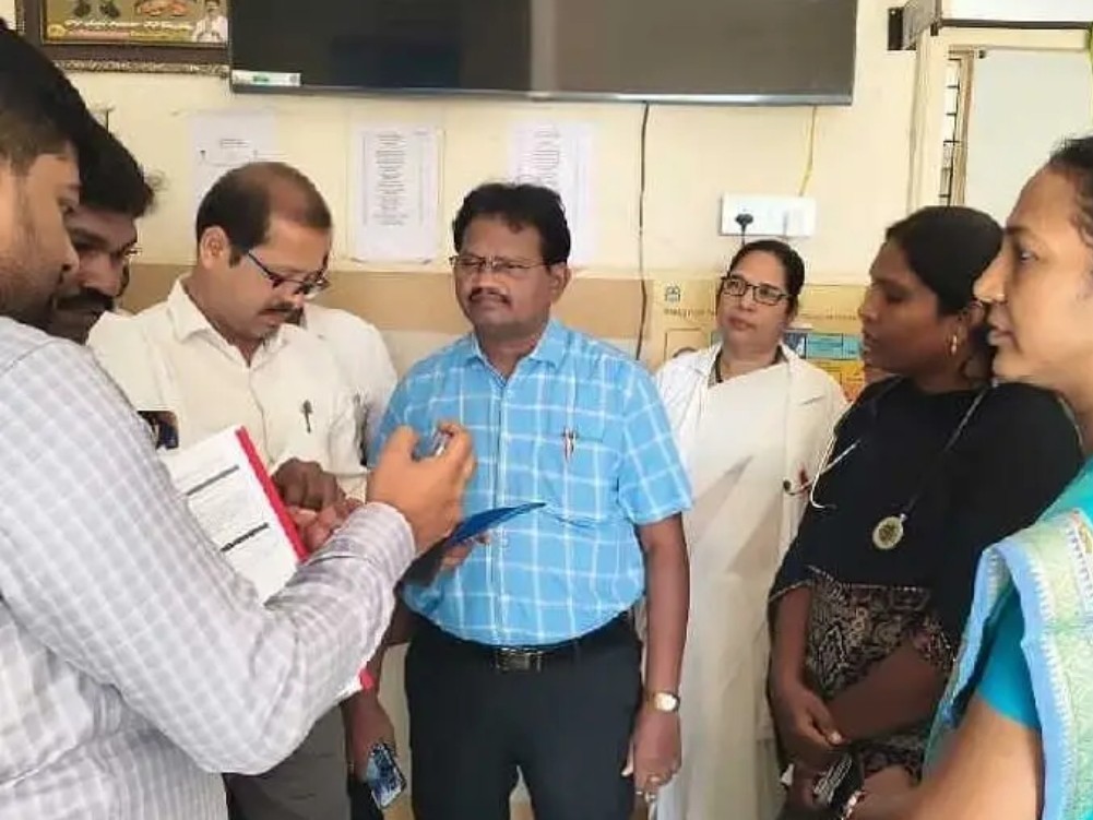 హెల్ప్ సెంటర్‌ను సందర్శించిన టాటా బృందం