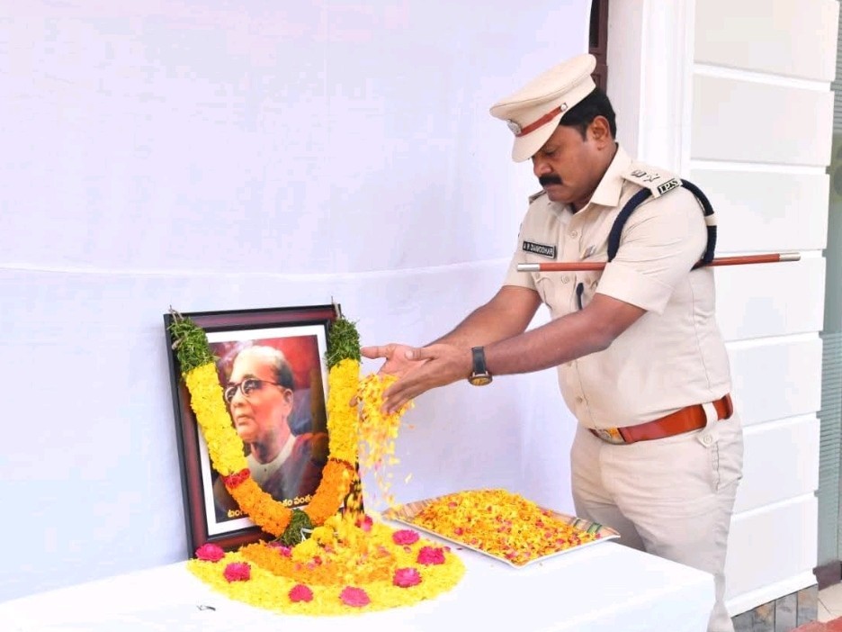 టంగుటూరికి నివాళులు అర్పించిన ఎస్పీ దామోదర్
