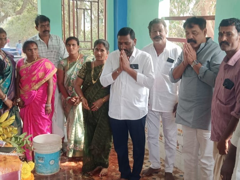 పరదేశమ్మ తల్లిని దర్శించుకున్న మాజీ ఎమ్మెల్యే