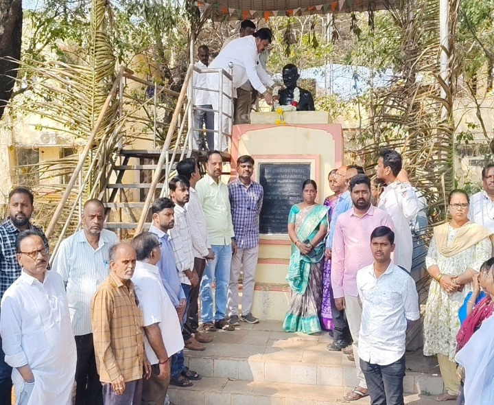 గాంధీ విగ్రహానికి నివాళులర్పించిన మున్సిపల్ ఛైర్మన్