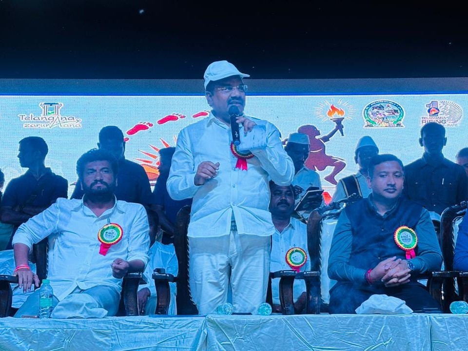 చదువుతోపాటు క్రీడల్లోనూ రాణించాలి: MP