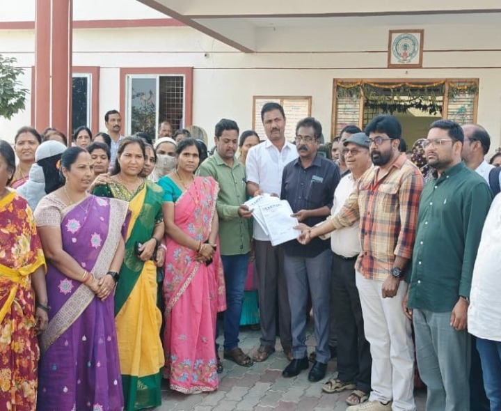 MROకు వినతి పత్రం అందజేసిన ఉపాధ్యాయులు