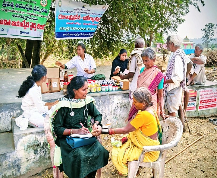 ఉచిత ఆయుర్వేద వైద్య శిబిరాలు: డాక్టర్ హేమాక్షి