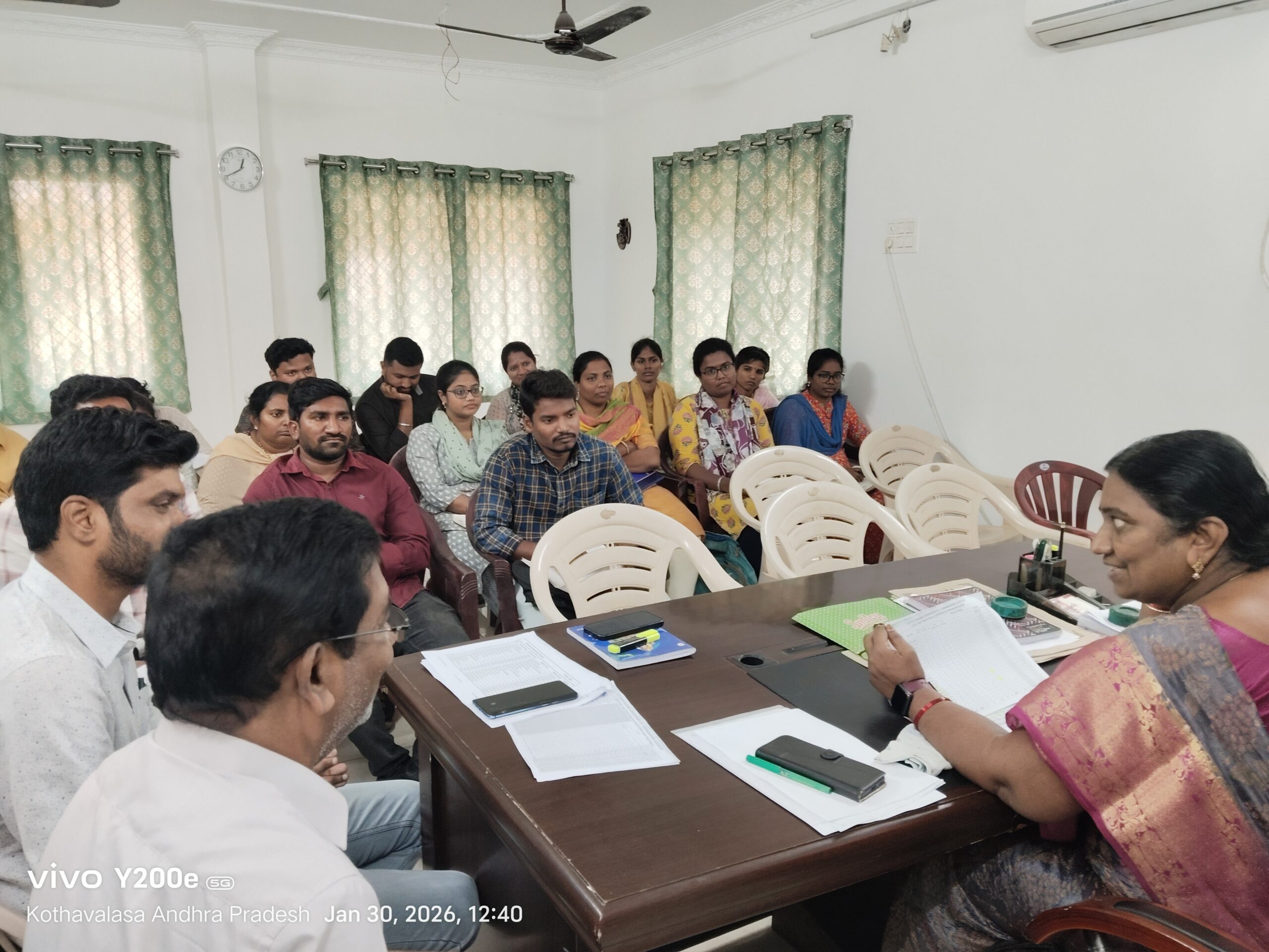 సిబ్బందితో ప్రత్యేక అధికారిణి సమావేశం