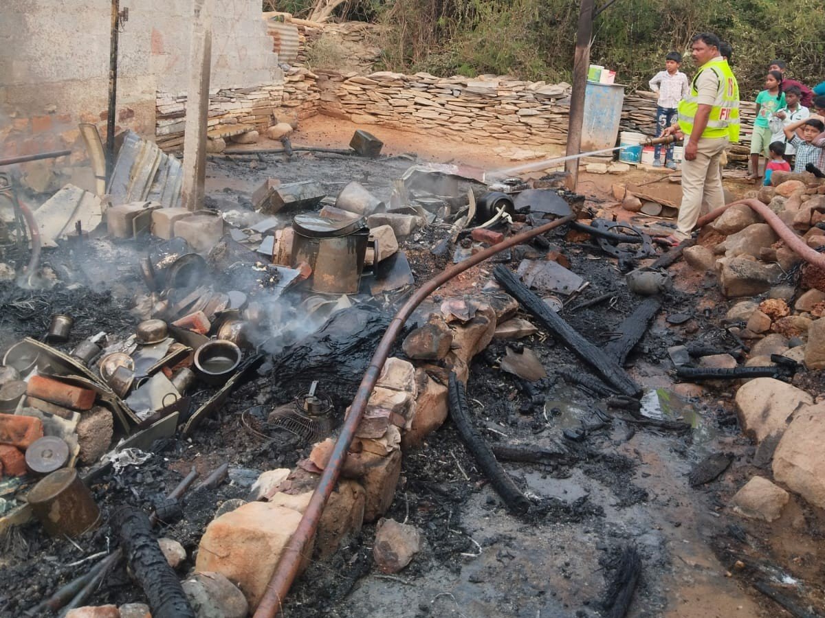 సిలిండర్ పేలి పూరి గుడిసె దగ్ధం