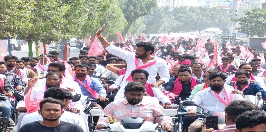 నల్ల బ్యాడ్జీలతో భారీ బైక్ ర్యాలీ నిరసన