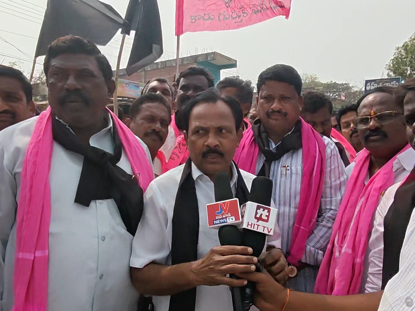 నల్ల జెండాలతో నిరసనకు దిగిన BRS శ్రేణులు