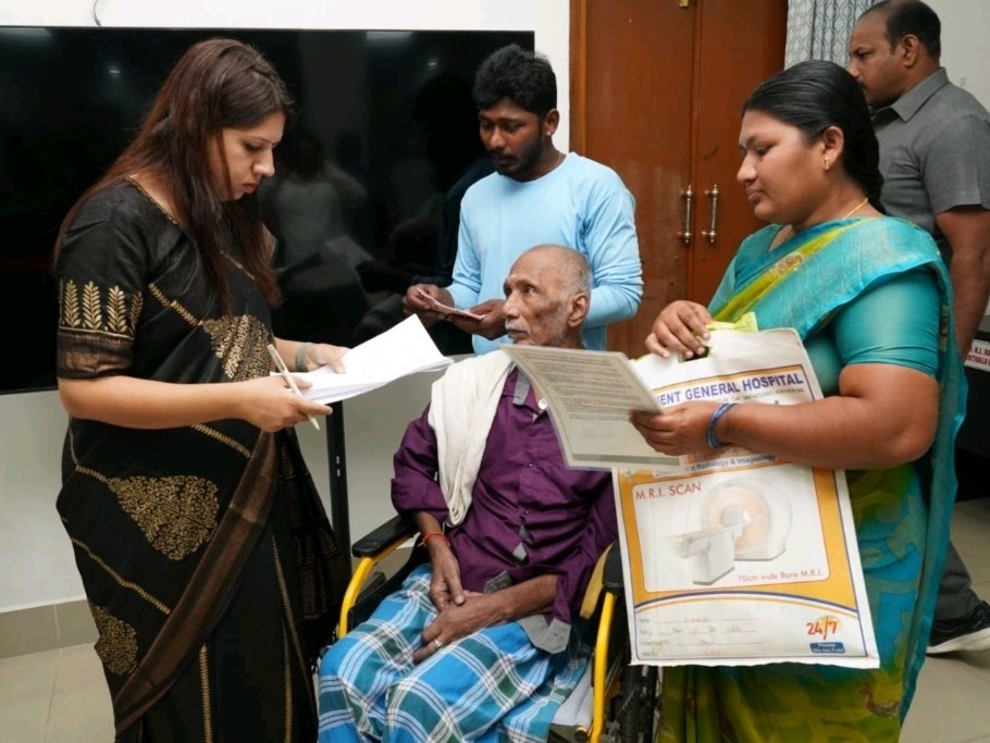 మానవత్వం చాటుకున్న కలక్టర్