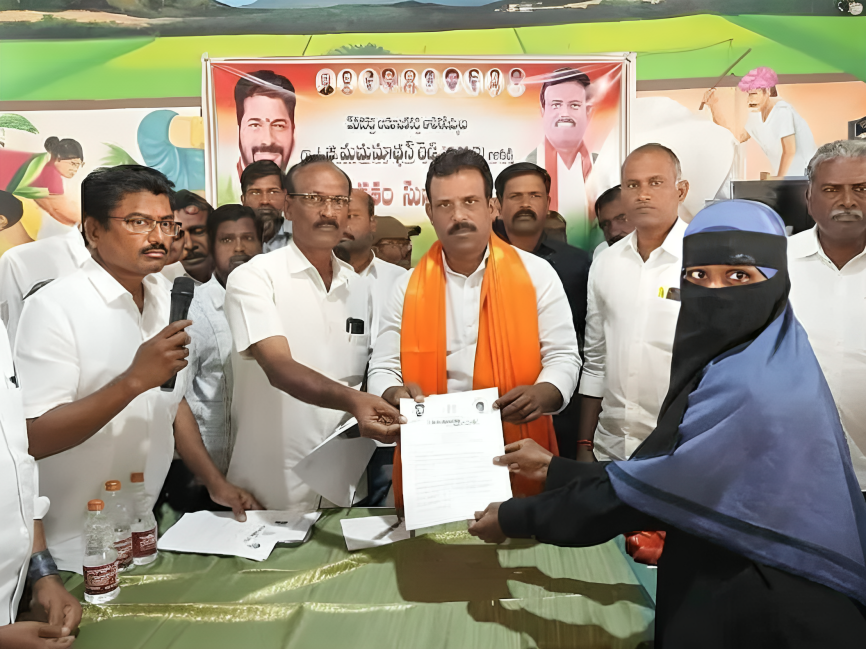 అడ్డాకులలో లబ్ధిదారులకు చెక్కుల పంపిణీ