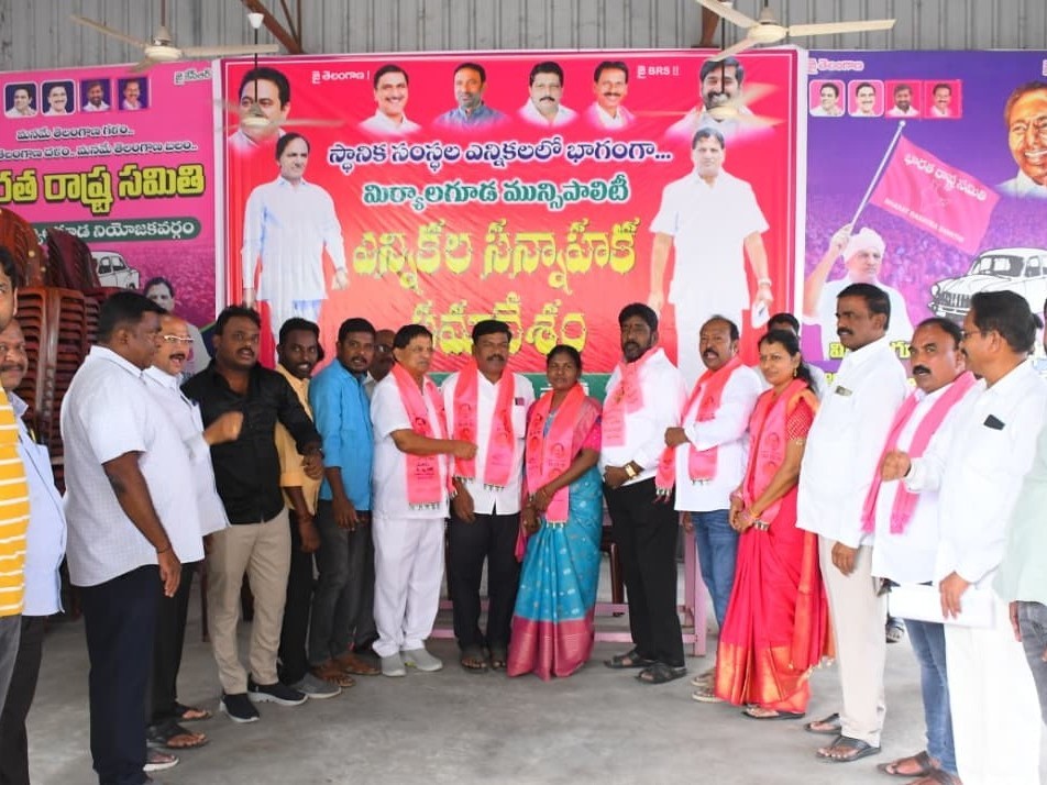 బీఆర్ఎస్‌లో చేరిన మాజీ కౌన్సిలర్ దంపతులు