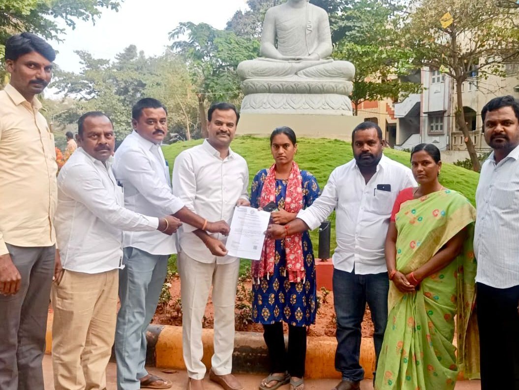 బాధిత కుటుంబానికి రూ. 1.9 లక్షల ఎల్‌వో సి అందజేత