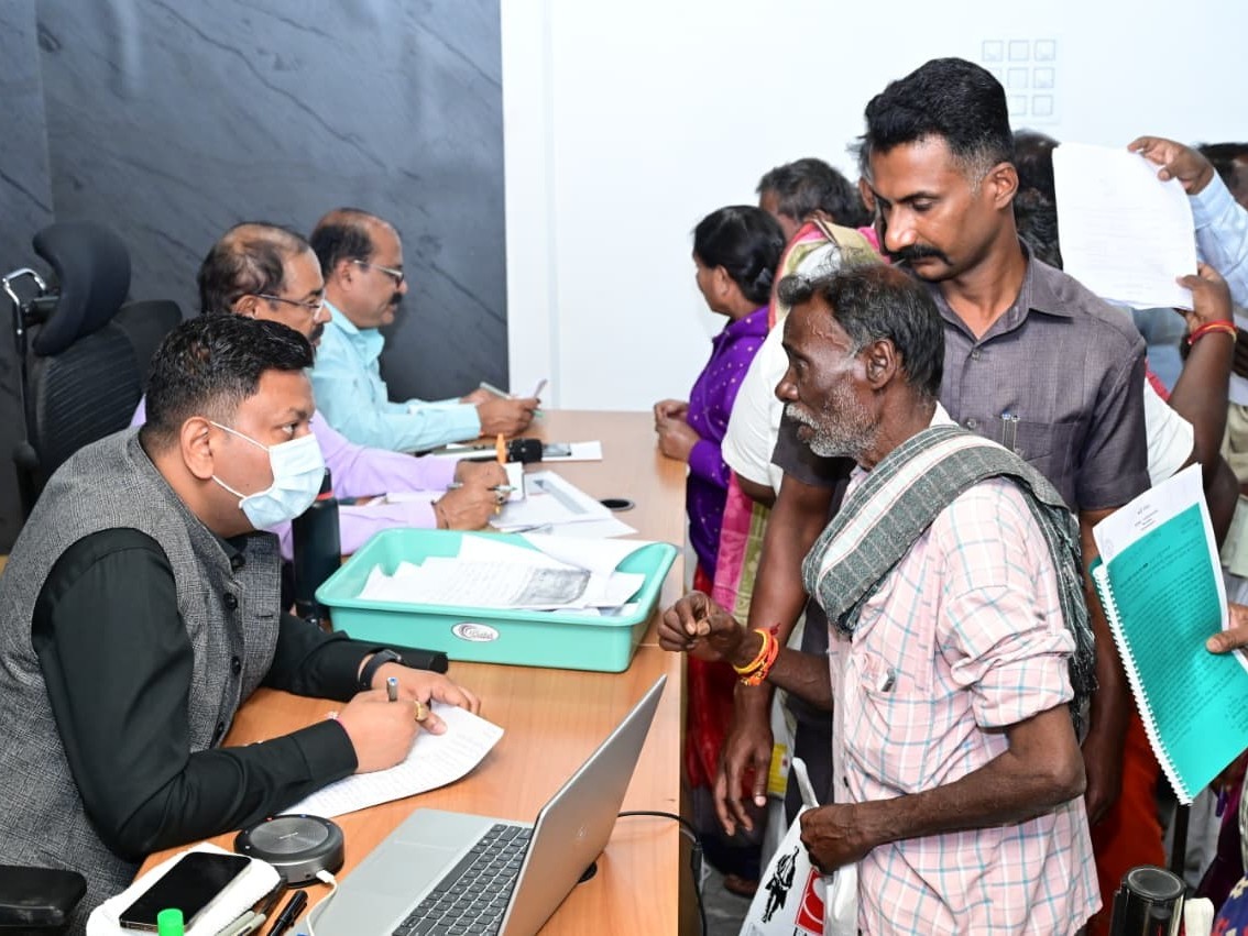 ‘అర్జీలను సకాలంలో పరిష్కారం చేయాలి’