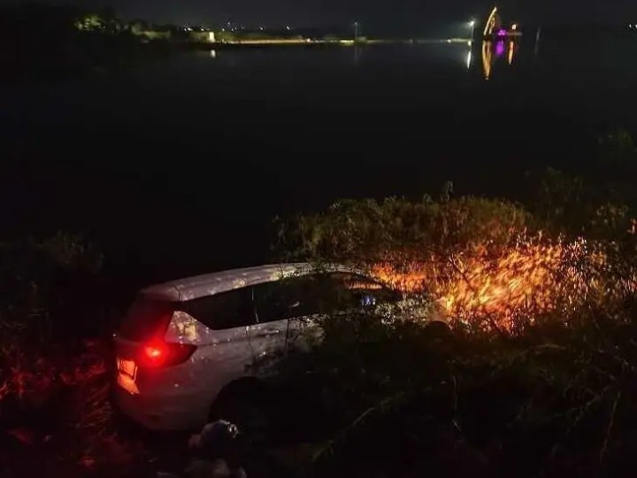 చెరువులోకి దూసుకెళ్లిన కారు