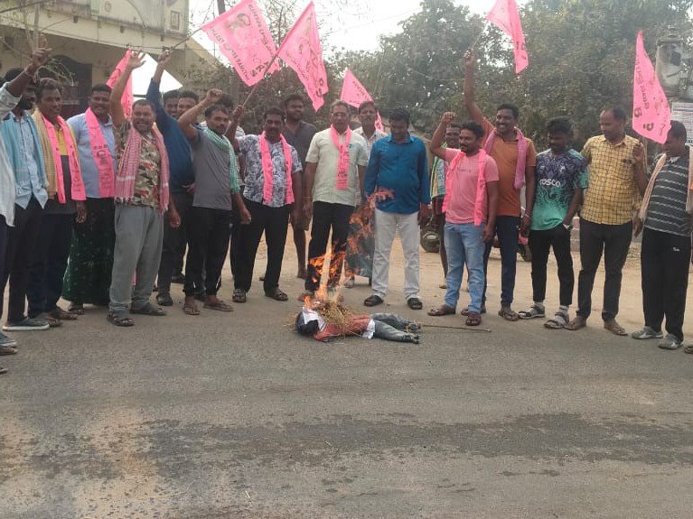 సీఎం దిష్టిబొమ్మ దగ్ధం చేసిన బీఆర్ఎస్ నాయకులు