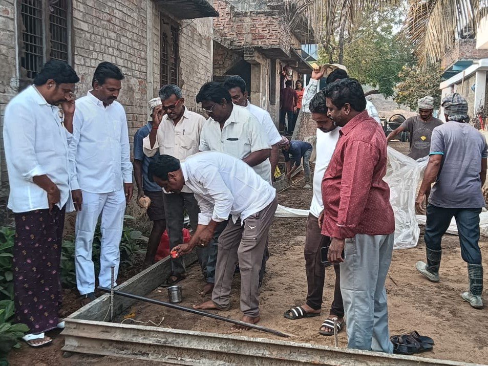 సీసీ రోడ్డు పనులకు శంకుస్థాపన