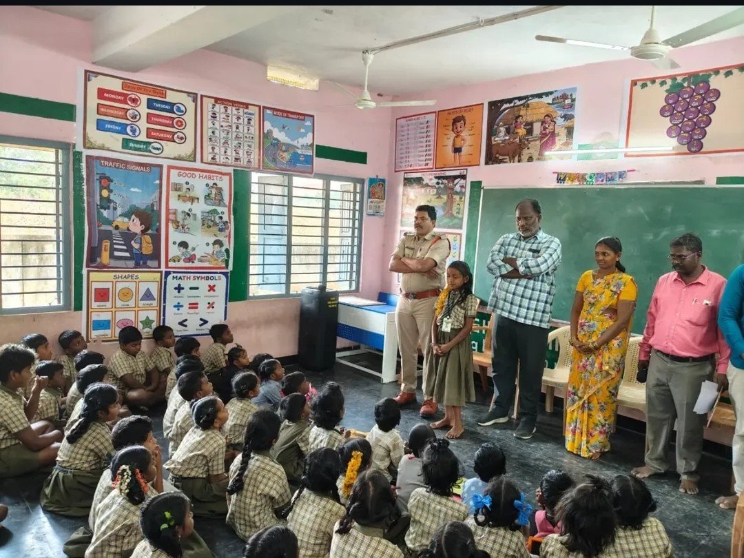 ‘విద్యార్థులు ఎక్కువగా విద్యపైన దృష్టి కేంద్రీకరించాలి’