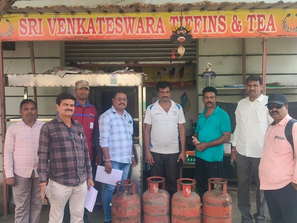 టిఫిన్ సెంటర్లపై అధికారుల దాడులు