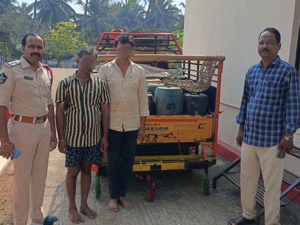 అక్రమంగా తరలిస్తున్న డీజిల్, పెట్రోల్ స్వాధీనం