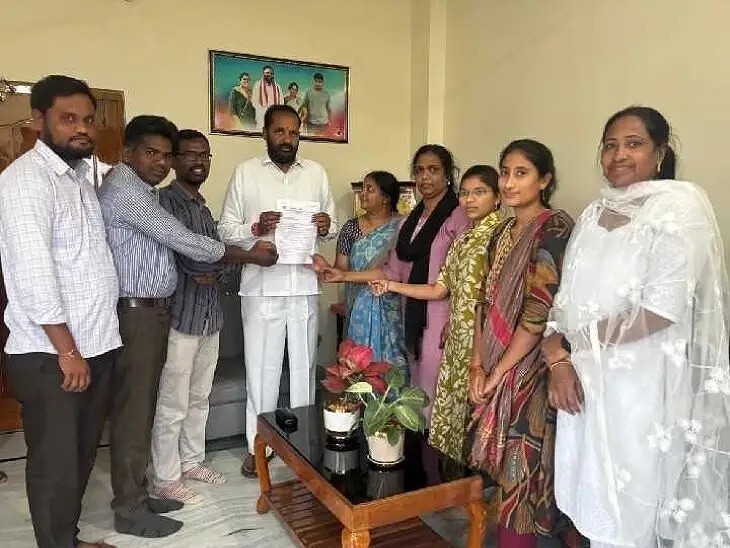 ఎమ్మెల్యేకు ఉద్యోగుల జేఏసీ వినతిపత్రం