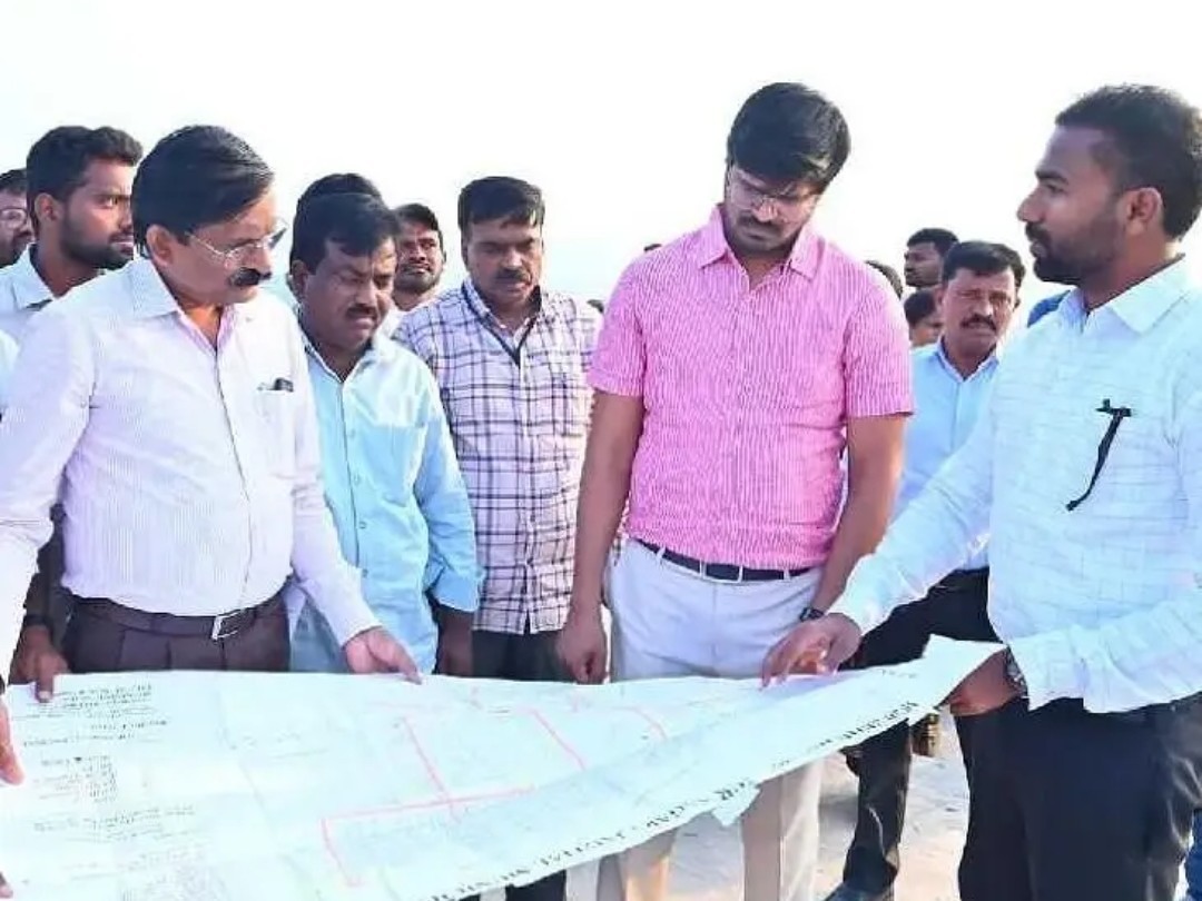 ఇందిరమ్మ ఇండ్ల నిర్మాణం త్వరగా పూర్తి చేయాలి: కలెక్టర్