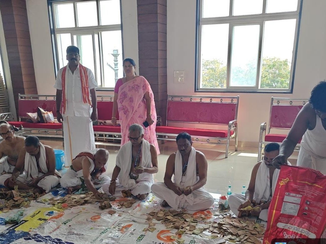 యనమలకుదురు ఆలయంలో హుండీ ఆదాయం లెక్కింపు