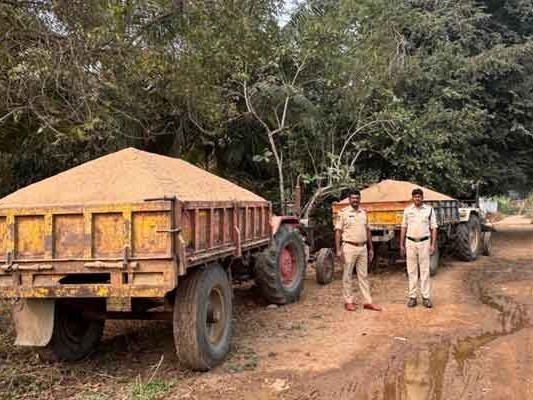 అక్రమ ఇసుక తరలింపు.. రెండు ఇసుక ట్రాక్టర్లు సీజ్